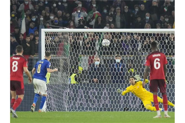 Der Italiener Jorginho (2.v.l) verschoss einen Elfmeter. Foto: Gregorio Borgia/AP/dpa