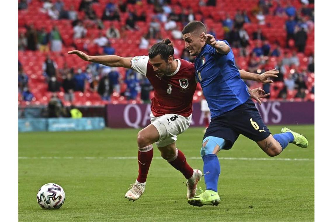 In der Verlängerung: Joker bringen Italien ins Viertelfinale Der Italiener Marco Verratti (r) im Laufduell mit Aleksandar Dragovic. Foto: Ben Stansall/Pool AFP/AP/dpa