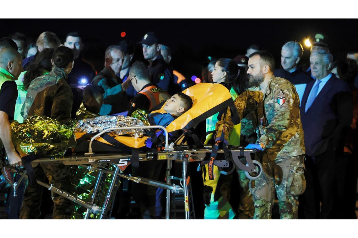Der italienische Außenminister Antonio Tajani (r) empfängt am Militärflughafen Ciampino verletzte und medizinisch behandlungsbedürftige Kinder aus dem Gazastreifen, bevor sie in verschiedene italienische Krankenhäuser gebracht werden.