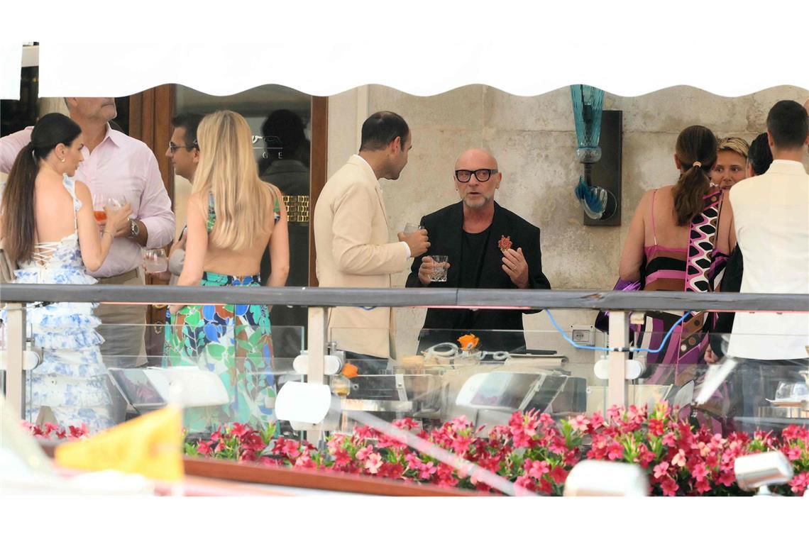 Die eigensüchtige Hochzeit der Superlative Der italienische Designer Domenico Dolce (Mitte) unterhält sich vor der Hochzeit mit anderen Gästen auf der Terrasse des Gritti-Palasts.