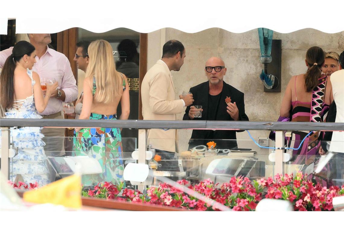Jeff Bezos und Lauren Sánchez sagen Ja bei Vermählung der Superlative Der italienische Designer Domenico Dolce (Mitte) unterhält sich vor der Hochzeit auf der Terrasse des Gritti-Palasts mit anderen Gästen.