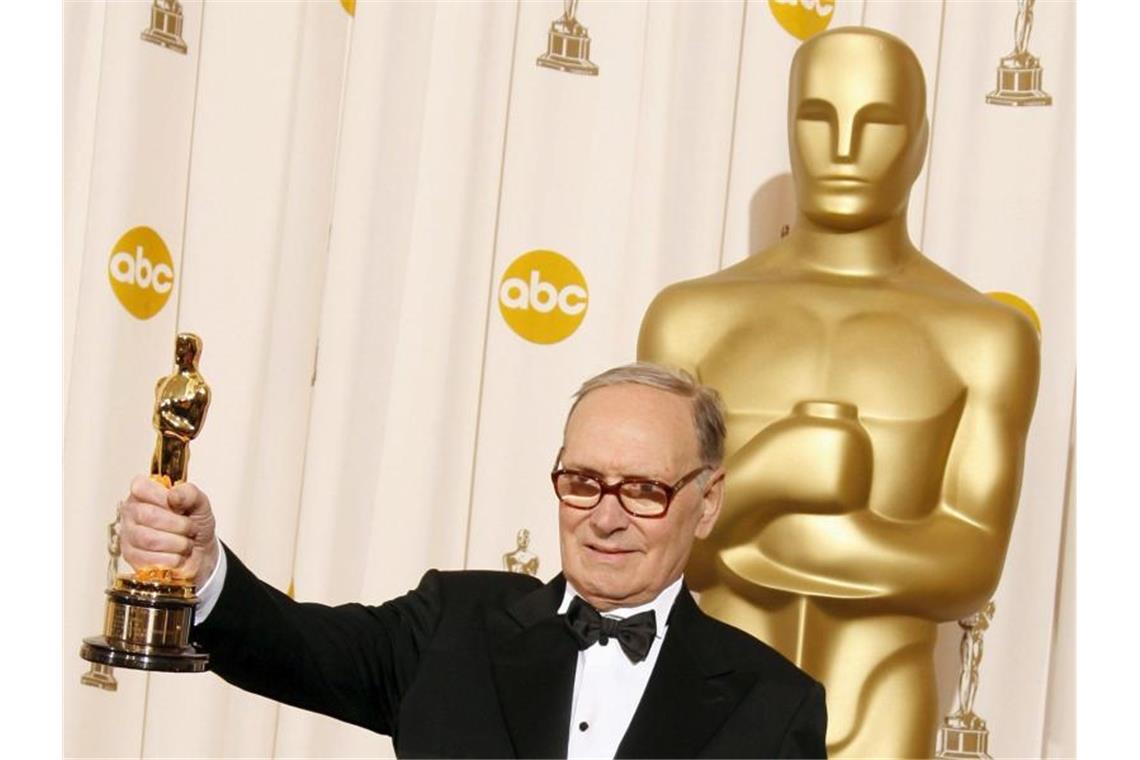 Filmkomponist Ennio Morricone gestorben Der italienische Filmkomponis Ennio Morricone bei der 79. Oscar-Verleihung 2007. Foto: Paul_Buck/epa/dpa