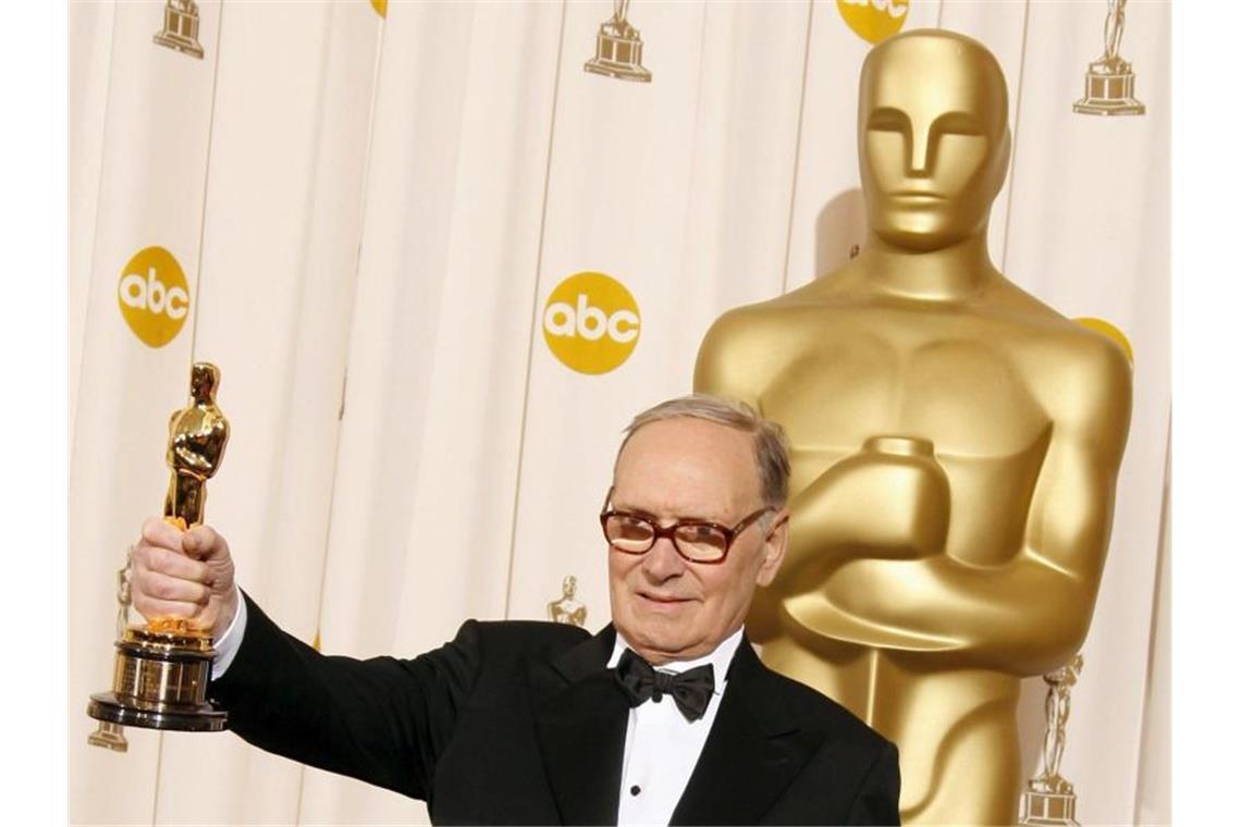 Der italienische Filmkomponis Ennio Morricone bei der 79. Oscar-Verleihung 2007. Foto: Paul_Buck/epa/dpa