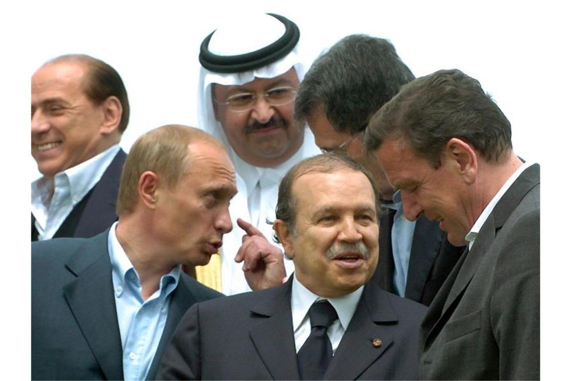 Der italienische Premier Berlusconi (l-r), der russische Präsident Putin, der zukünftige irakische Präsident Ghasi el Jawar und der algerische Präsident, Abdelaziz Bouteflika während eines Fototermins beim G8-Gipfel 2004. Foto: Peer Grimm/dpa
