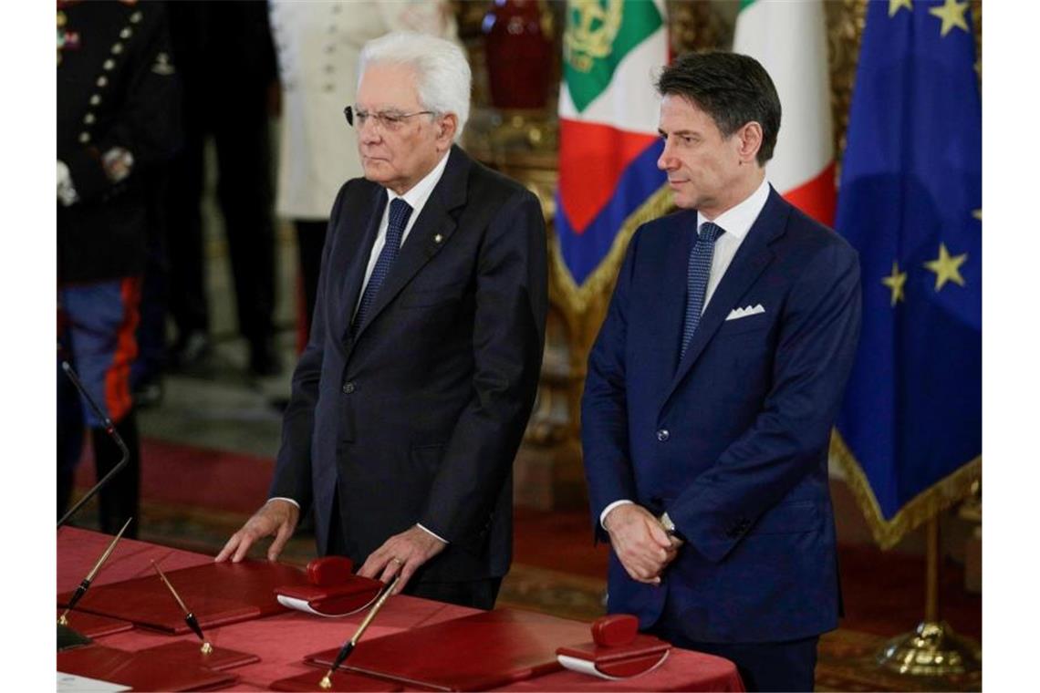 Der italienische Premierminister Giuseppe Conte (r.) nimmt mit Präsident Sergio Mattarella an der Vereidigungszeremonie im Quirinalspalast teil. Foto: Andrew Medichini/AP