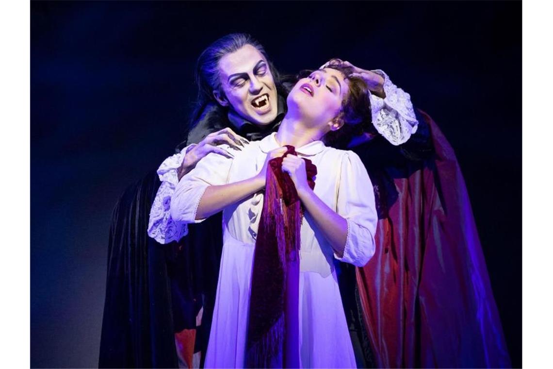 Graf von Krolock eröffnet die Musical-Saison in Stuttgart Der italienische Schauspieler Filippo Strocchi steht als Graf von Krolock mit Diana Schnierer während einer Probe zu dem Musical „Tanz der Vampire“ in Stuttgart auf der Bühne. Foto: Jan Potente/Stage Entertainment/dpa/Archivbild