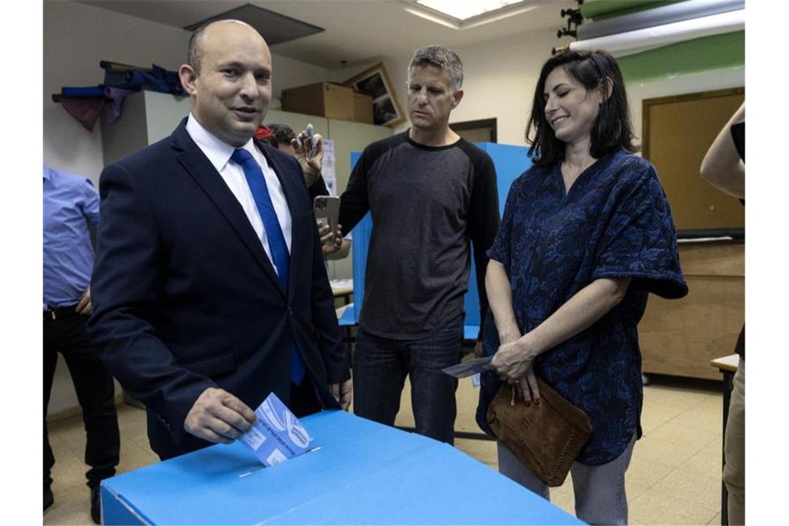 Israel verharrt nach knappem Wahlausgang in Politik-Krise Der Jamina-Vorsitzende Naftali Bennett ist ein politischer Rivale Netanjahus, das Verhältnis der beiden gilt als angespannt. Foto: Tsafrir Abayov/AP/dpa