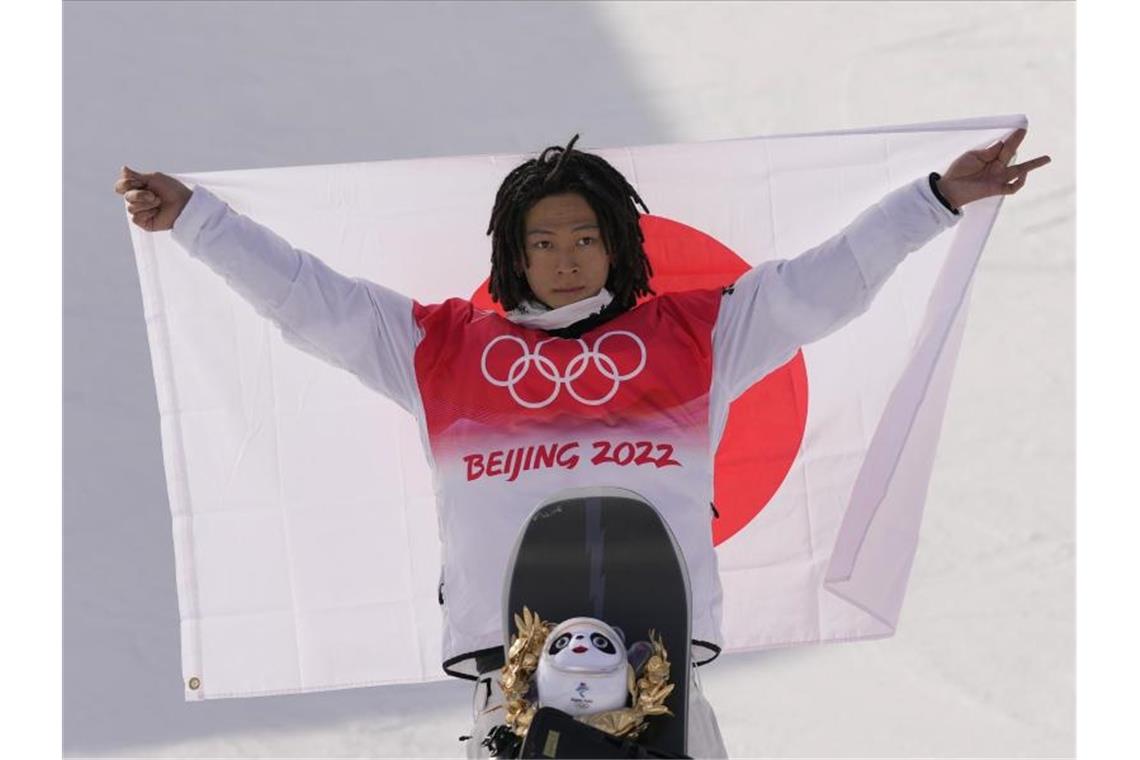 Snowboard-Ikone Shaun White weint zum Abschied Der Japaner Ayumu Hirano holte Gold in der Halfpipe. Foto: Francisco Seco/AP/dpa