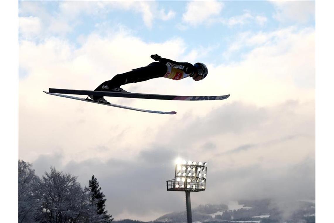 Vierschanzentournee: Kobayashi gewinnt ohne Vierfachcoup Der Japaner hat zum zweiten Mal den Gesamtsieg bei der Vierschanzentournee geholt. Foto: Daniel Karmann/dpa