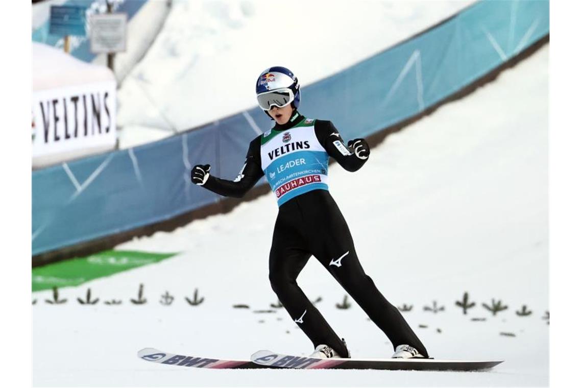 Elf Zentimeter fehlen: Eisenbichler an Neujahrstag Zweiter Der Japaner Ryoyu Kobayashi holte sich nach seinem Erfolg in Oberstdorf auch beim Neujahrsspringen den Sieg. Foto: Daniel Karmann/dpa