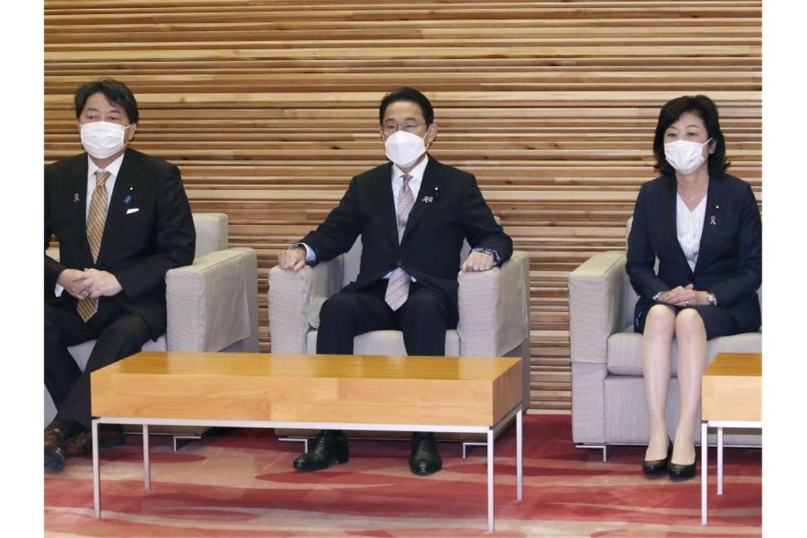 Der japanische Außenminister Yoshimasa Hayashi, Premierminister Fumio Kishida und Seiko Noda, Ministerin für regionale Wiederbelebung, nehmen an einer Kabinettssitzung teil. Foto: -/kyodo/dpa