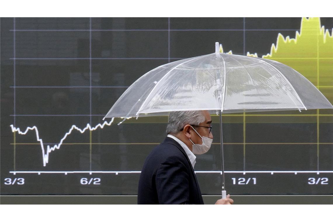 Der japanische Leitindex Nikkei 225 ist mit leichten Kursverlusten in die Handelswoche gestartet. (Archivbild)