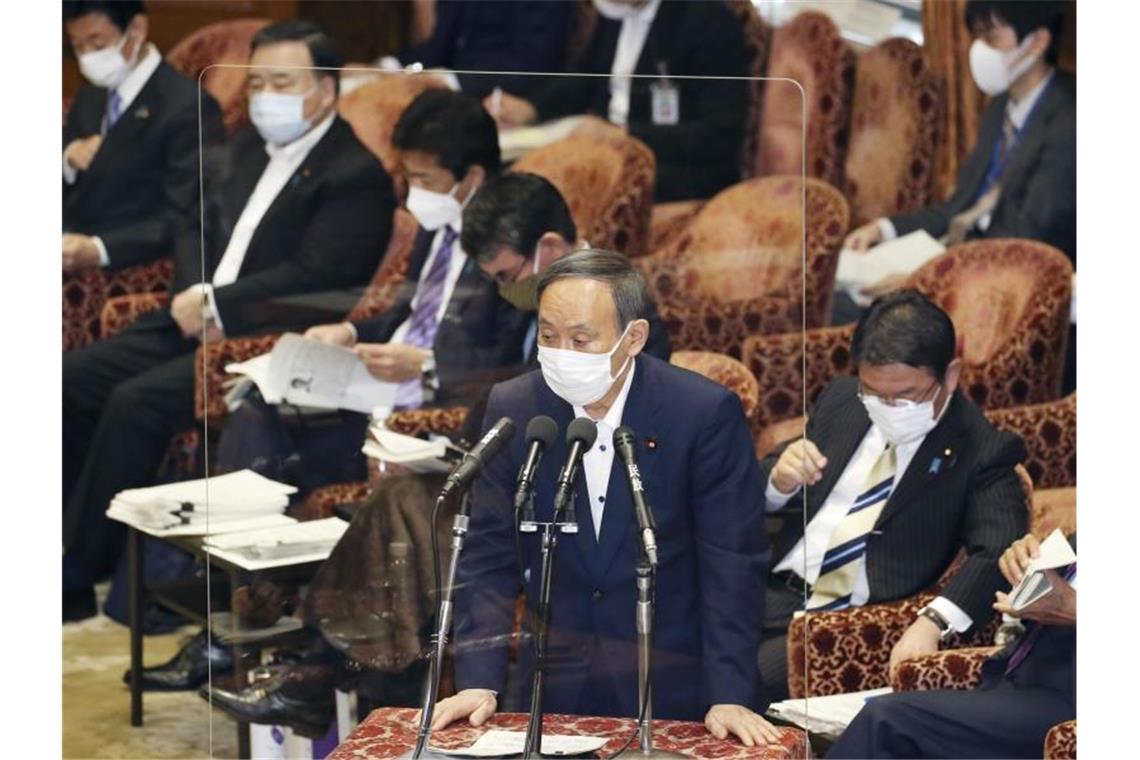 Der japanische Premierminister Yoshihide Suga spricht während einer Sitzung des Repräsentantenhauses. Foto: kyodo/dpa