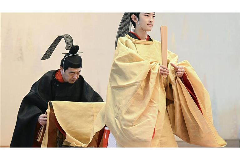 Der japanische Prinz Hisahito, in zeremonieller Kleidung, wird im Kaiserpalast in Tokio während seiner Volljährigkeit abgebildet.