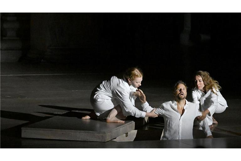 Der Jedermann (Philipp Hochmair) im Juli 2025 in seinem Grab - gehalten vom Glauben (Regine Zimmermann) und seinen Werken (Kathleen Morgeneyer). (Archivbild)