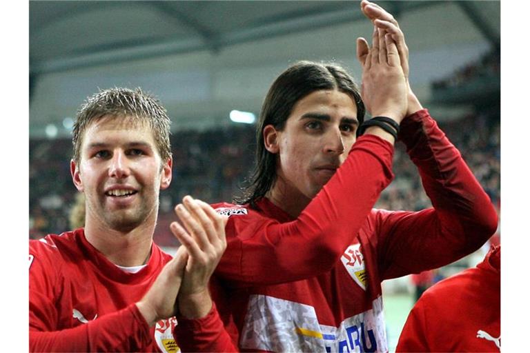 Der jetzige VfB-Vorstandschef Thomas Hitzlsperger (l) und sein früherer Teamkollege Sami Khedira jubeln nach einem Sieg. Foto: Julia Weissbrod/dpa/Archivbild