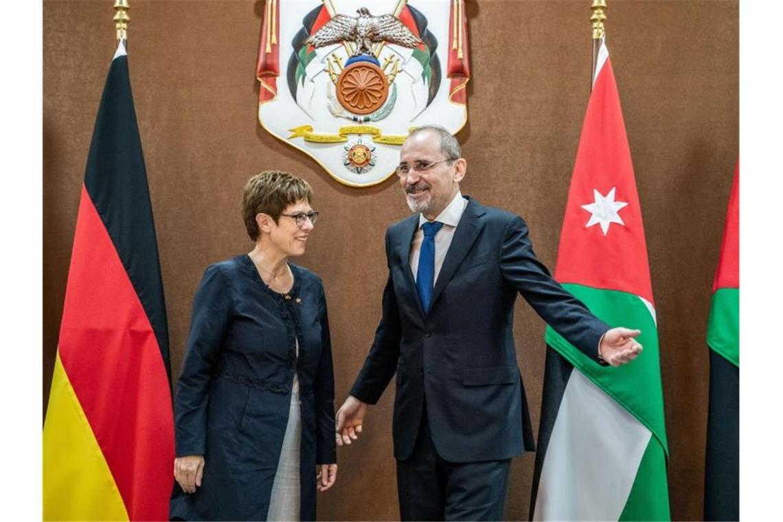 Der jordanische Außenminister Ayman Safadi empfängt Annegret Kramp-Karrenbauer. Foto: Michael Kappeler