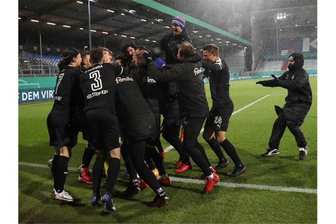 Pokal-Aus im Schneeregen: Bayern scheitert an Holstein Kiel Der Jubel bei den Kielern war groß. Foto: Christian Charisius/dpa