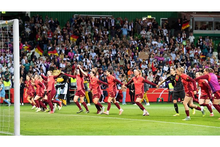Der Jubel ist groß bei den deutschen Fußballerinnen – mit 6:0 haben sie Österreich besiegt.