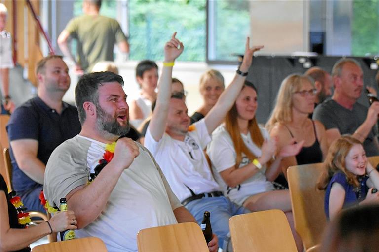 Der Jubel von Bürgermeister Kevin Dispan (Mitte) kommt zu früh, denn das Tor zählt nicht. Am Ende wird in der Schwalbenflughalle aber doch der Sieg der deutschen Mannschaft gefeiert.Foto: Tobias Sellmaier