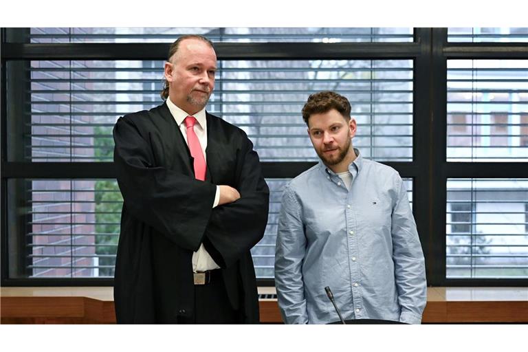 Der jüdische Student Lahav Shapira (1.) mit seinem Anwalt Sebastian Scharmer. (Archivbild)