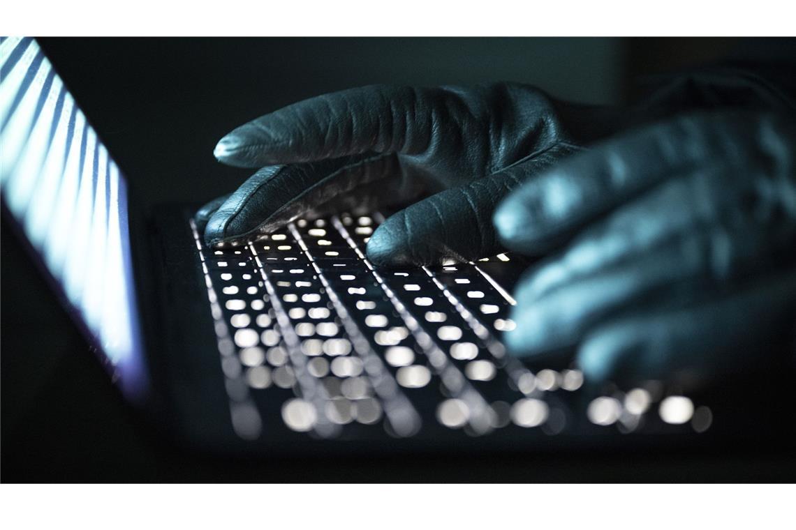 Der Jugendliche soll ein Mädchen über einen Chat erpresst und bedroht haben. (Symbolbild)