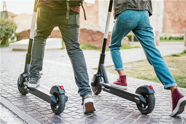 Der Jugendliche war mit einem E-Scooter unterwegs. Symbolfoto: Mirko Vitali - stock.adobe.com