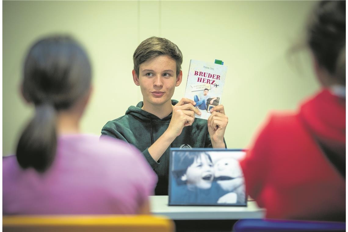 16-Jähriger fasziniert mit Erstlingswerk Der junge Autor Marian Grau bezieht sein Publikum wunderbar mit ein. Und die jungen Zuhörer hängen fasziniert an seinen Lippen. Foto: A. Becher