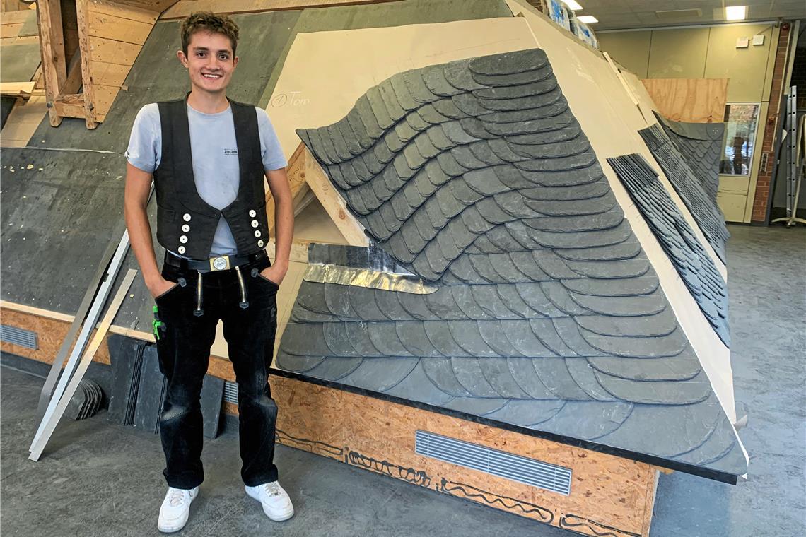 Tom Seel aus Murrhardt ist einer der besten Dachdecker Der junge Dachdeckergeselle beim Bundeswettbewerb vor seinem Modell – einer Spitzgaube mit altdeutscher Schiefereindeckung. Foto: privat