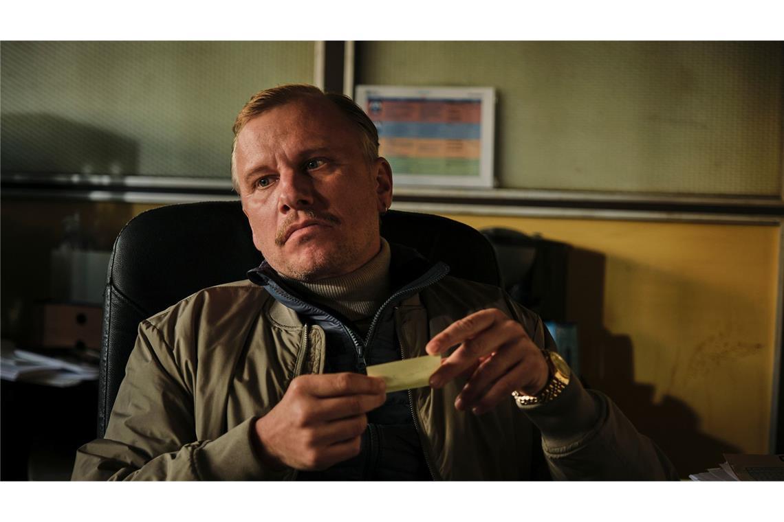 Der junge Kurier wurde mit einem Wagen überfahren, den Benjamin Menz (Robert Stadlober) kurz vorher als gestohlen gemeldet hatte. Er steht aber auch in Kontakt zum Kurierdienst .