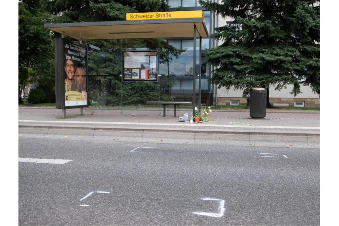 Der Junge war auf der Budapester Straße in Richtung Zentrum von einem Auto angefahren worden. Foto: Sebastian Kahnert/dpa-Zentralbild/dpa