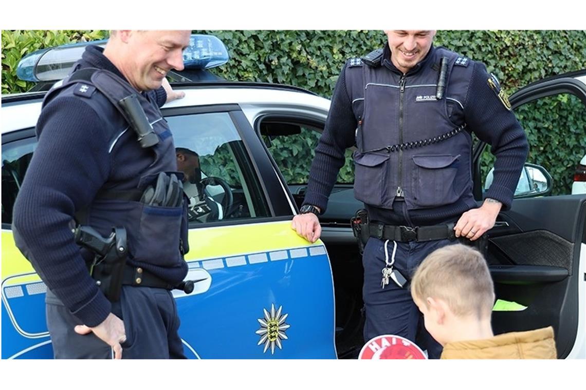 Der Junge wurde von den Polizeibeamten an seinem Geburtstag überrascht.