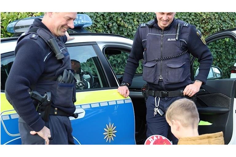 Der Junge wurde von den Polizeibeamten an seinem Geburtstag überrascht.