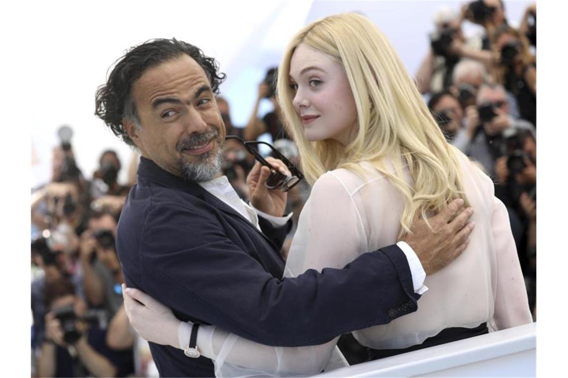 Filmfest Cannes startet mit Zombies und Zoff Der Juryvorsitzende Alejandro González Iñárritu mit Schauspielerin Elle Fanning in Cannes. Foto: Vianney Le Caer