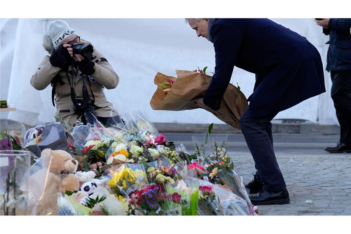 Der Justizminister gedenkt der Opfer in Crans-Montana.