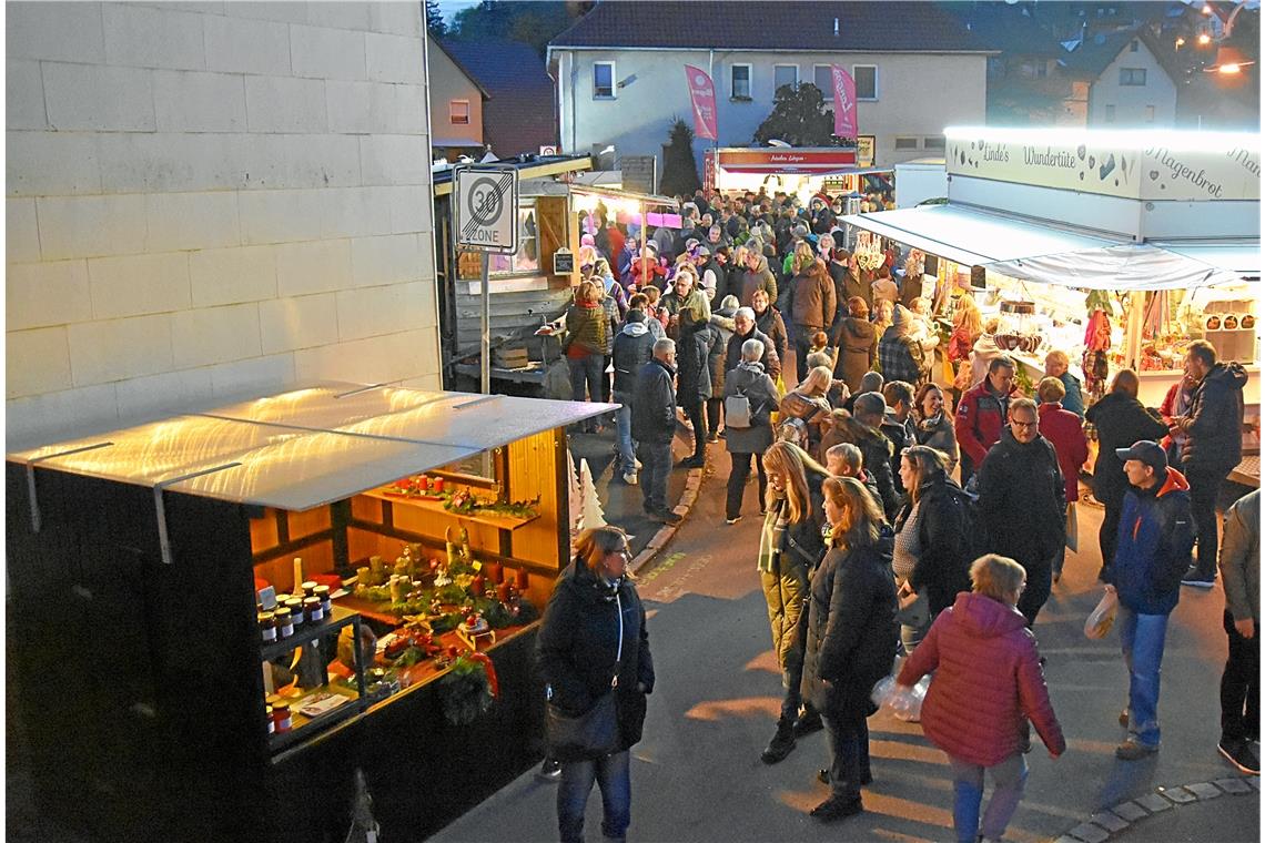 Der Juxer Weihnachtsmarkt ist fast schon ein Selbstläufer. Er zieht Menschen aus dem Umkreis von rund 150 Kilometern an. Mit Einbruch der Dunkelheit wird es eng.