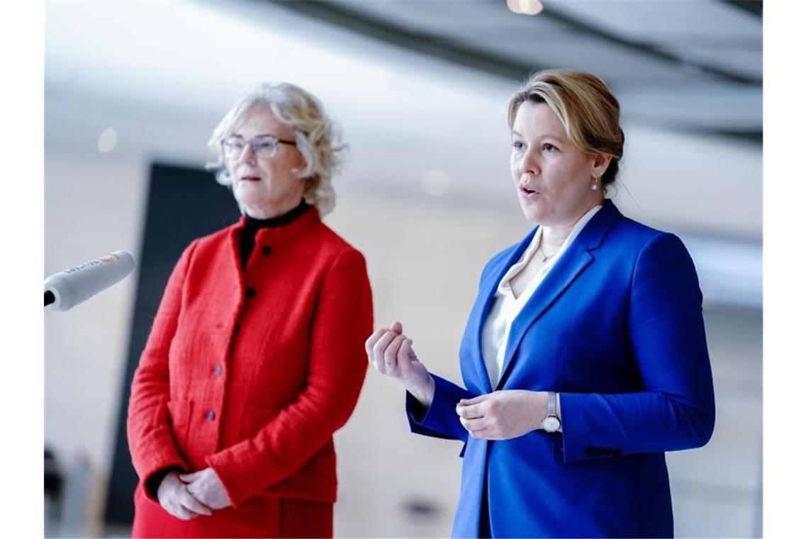 Der Kabinettsbeschluss ist aus Sicht von Franziska Giffey (r) und Christine Lambrecht ein Meilenstein für die Gleichberechtigung. Foto: Kay Nietfeld/dpa