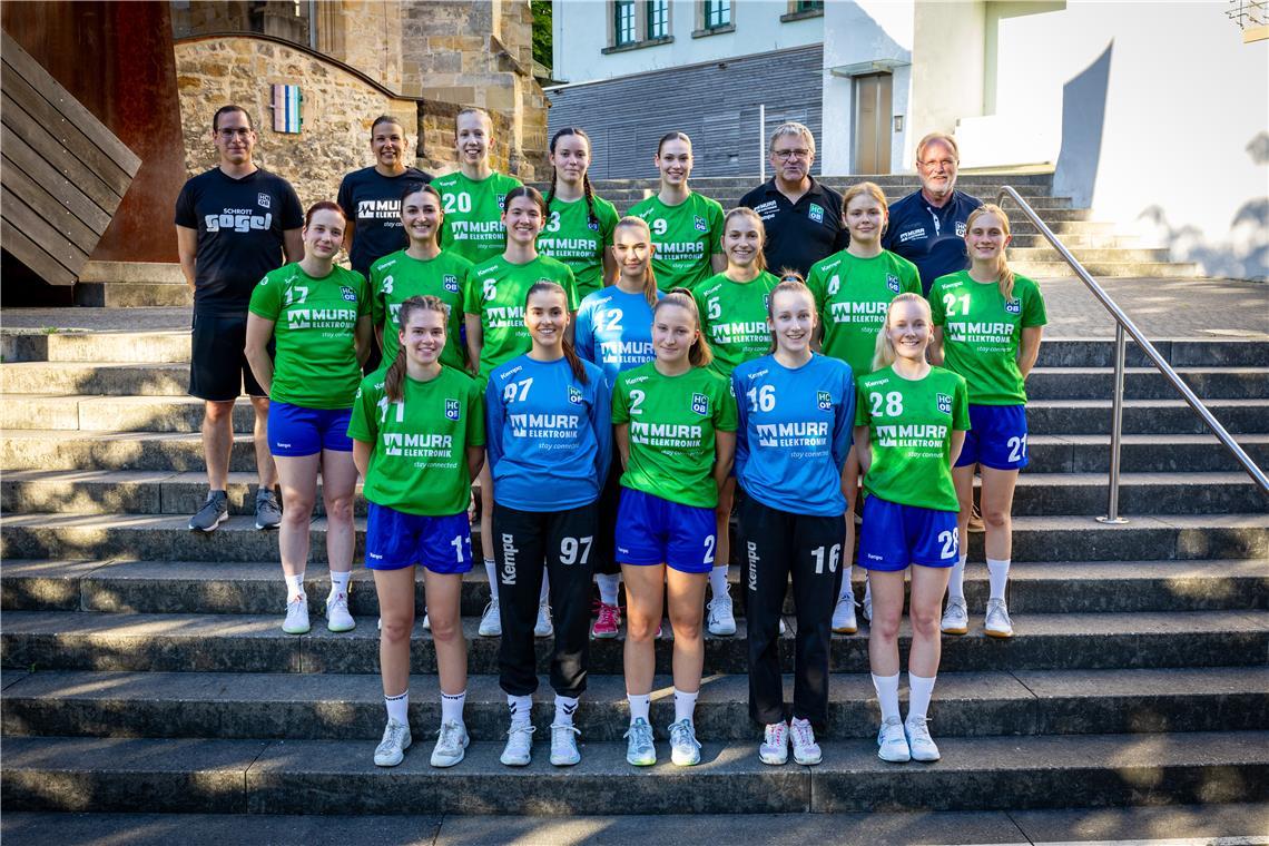 Zunächst steht für die HCOB-Frauen das Einspielen im Fokus Der Kader der HCOB-Frauen für die kommende Saison (hinten von links): Co-Trainer Daniel Toth, Trainerin Judit Lukács, Sofie Heitzler, Sina Reibl, Anna Hug, Betreuer Andreas Ischinger, Spielleiter Gerold Hug. Mitte von links: Viktoria Lukács, Natalie Straub, Pauline Vinnai, Alisia Mäule, Denise Schaber, Lenja Schumacher, Lea Soffel. Vorne von links: Lilly-Sophie Schwarz, Mara Ottomani, Diana Reibl, Paula Heitzler, Anna Rosenke. Zum Team gehören auch: Luisa-Sophie Bräuninger, Rabea Rauh und Torwarttrainer Tizian Wiedemann. Foto: HCOB