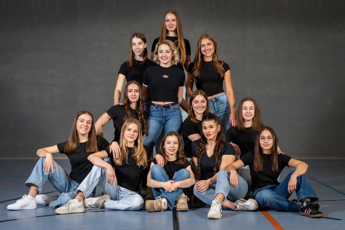 Der Kader der TSG Backnang für die 3.Bundesliga: Ganz hinten Lisa Baumgart. Hinten von links: Pauline Hack, Felin Weißhaar, Emma Osswald. Mitte von links: Maria Croitoru, Emely Pokorny, Amelie Schilling (das Bild wurde vor ihrem Wechsel nach Berkheim aufgenommen). Vorne von links: Stefanie Sauter, Annelie Andergasse, Lara Gabriel, Laura Jurca, Sophie Linsberger. Foto: Chris Cocks