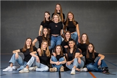 Der Kader der TSG Backnang für die 3.Bundesliga: Ganz hinten Lisa Baumgart. Hinten von links: Pauline Hack, Felin Weißhaar, Emma Osswald. Mitte von links: Maria Croitoru, Emely Pokorny, Amelie Schilling (das Bild wurde vor ihrem Wechsel nach Berkheim aufgenommen). Vorne von links: Stefanie Sauter, Annelie Andergasse, Lara Gabriel, Laura Jurca, Sophie Linsberger. Foto: Chris Cocks