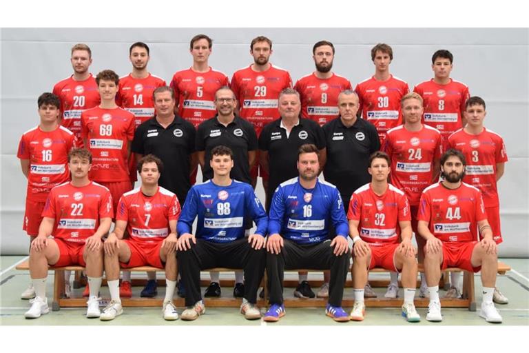 Der Kader der Verbandsliga-Handballer des SV Fellbach in der Saison 2026/2027. Hintere Reihe, von links: Jannis Roschel, Tim Hahn, Felix Wente, Felix Mergenthaler, Luca Spiertz, Jandric Seibold (zweite Mannschaft) und Magnus Dierl. Mittlere Reihe, von links:&nbsp;Ben Miess, Mika Schauer, Trainer Frank Schmid, Co-Trainer Imre Czinkoczi, Abteilungsleiter Dieter Pfeil, stellvertretender Abteilungsleiter Andreas Traub, Jan Spindler und Joe Traub. Vordere Reihe,&nbsp; von links:&nbsp;Florian Bartsch, Vincent Pick, Dominik Osap, Yannik Beck, Tim Paule und Maximilian Kapp. Auf dem Bild fehlen&nbsp;Cedric Freudenreich und Tobias Klemme.