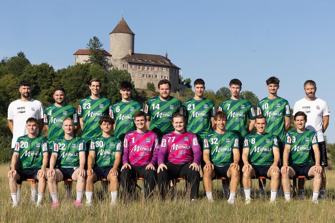 Der Kader des HCOB II (hinten von links): Co-Trainer Benjamin Röhrle, Hannes Preßmar, Tim Jupe, Luke Glaser, Dominik Koch, Tom Hug, Linus Schnürer, Benjamin Wingenfeld, Trainer Sebastian Forch. Vorne von links: Julian Friz, Magnus Erb, Jaden Tigges, Simon Häußermann, Moritz Bochum, Frieder Hail, Johannes Csauth, Maximilian Merkle. Es fehlt Niklas Hug. Foto: Alexander Hornauer