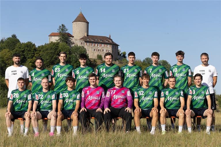 Der Kader des HCOB II (hinten von links): Co-Trainer Benjamin Röhrle, Hannes Preßmar, Tim Jupe, Luke Glaser, Dominik Koch, Tom Hug, Linus Schnürer, Benjamin Wingenfeld, Trainer Sebastian Forch. Vorne von links: Julian Friz, Magnus Erb, Jaden Tigges, Simon Häußermann, Moritz Bochum, Frieder Hail, Johannes Csauth, Maximilian Merkle. Es fehlt Niklas Hug. Foto: Alexander Hornauer