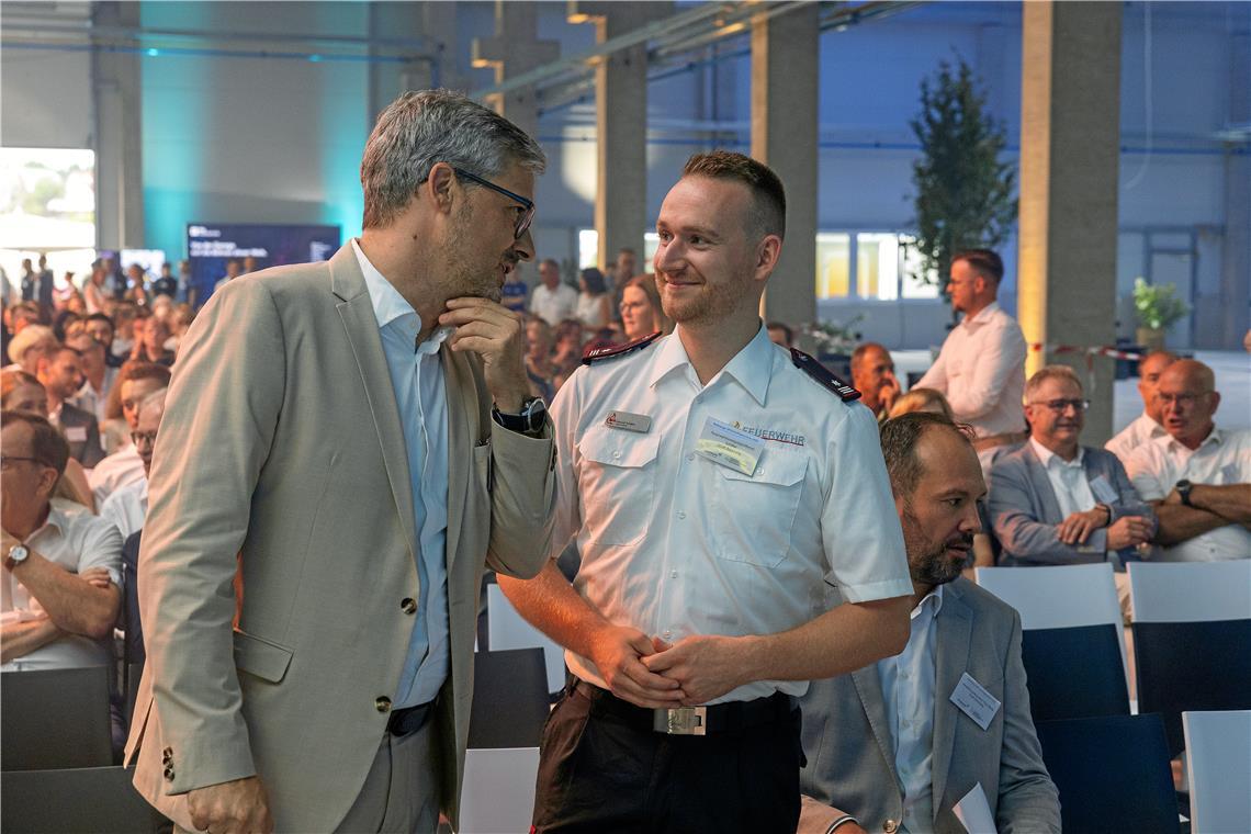 Der Kaisersbacher Bürgermeister Michael Clauss (links) im Gespräch mit dem Backn...