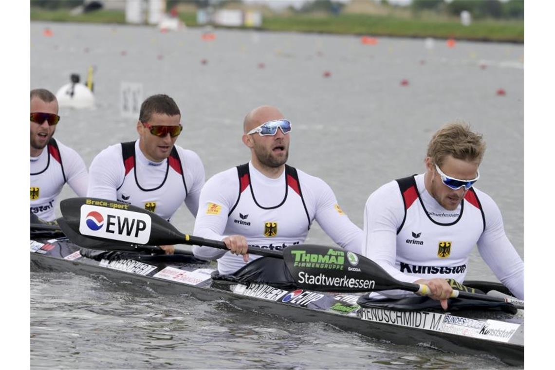 Totalschaden am deutschen Paradeboot K4 - Rauhe: „Supergau“ Der Kajak-Vierer um Routinier Ronald Rauhe (2.v.r.). Foto: Szilard Koszticsak/MTI/AP/dpa/Archiv