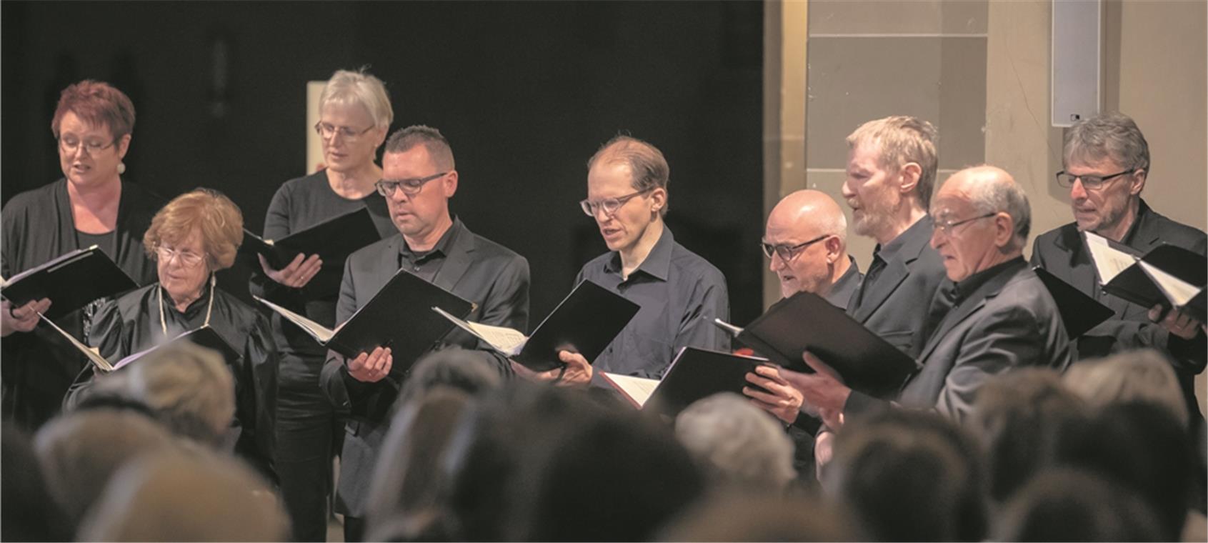 Anspruchsvolles Programm erfordert Kraft Der Kammerchor der Stiftskirche sang auf hohem Qualitäts- und Energieniveau. Foto: A. Becher