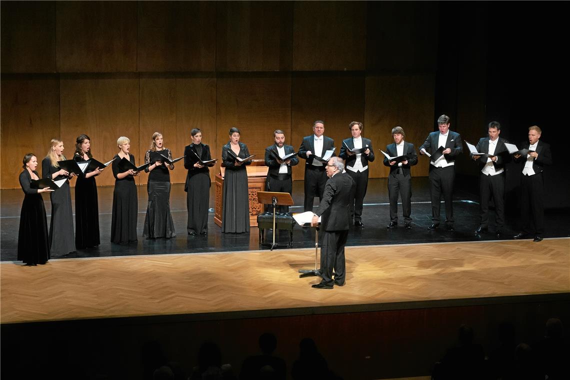 Der Kammerchor Stuttgart präsentiert im Bürgerhaus Teile des Programms, das er fürs 12. Internationale Symposium für Chormusik im Juli in Auckland (Neuseeland) einstudiert hat. Foto: J. Fiedler