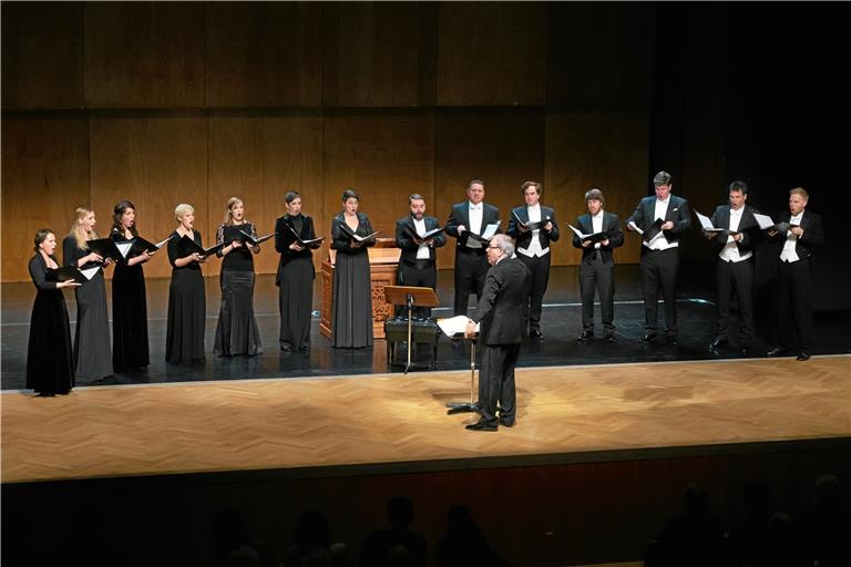 Der Kammerchor Stuttgart präsentiert im Bürgerhaus Teile des Programms, das er fürs 12. Internationale Symposium für Chormusik im Juli in Auckland (Neuseeland) einstudiert hat. Foto: J. Fiedler