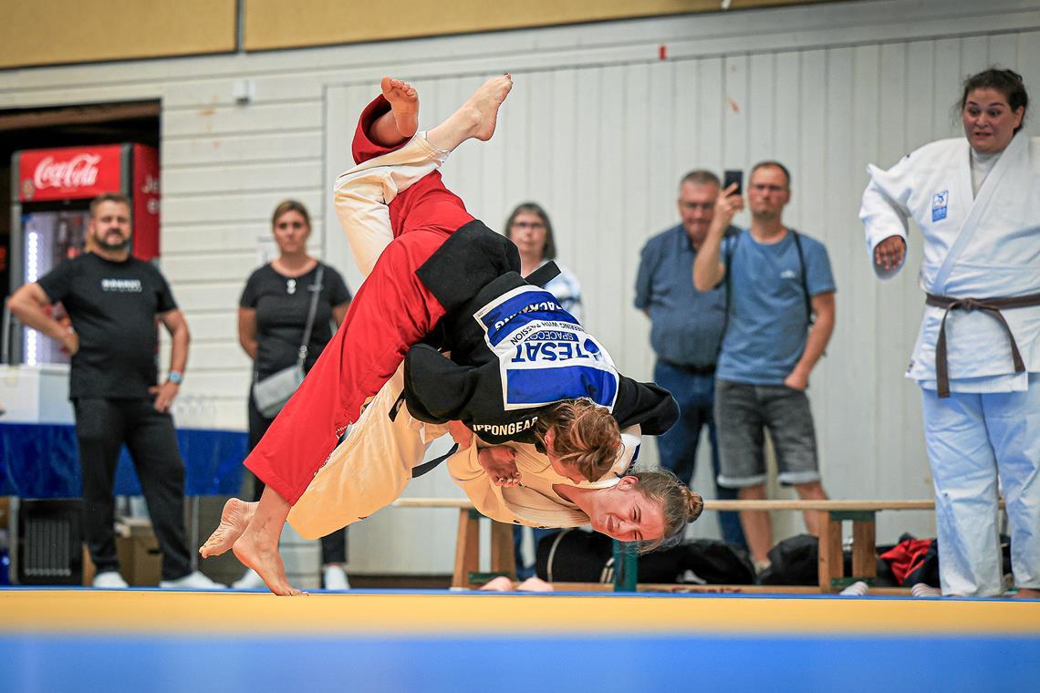 Der Kampf dauert erst 16 Sekunden, als Backnangs Helene Riegert bei ihrem Comeback zum entscheidenden Wurf ansetzt. Foto: Alexander Becher
