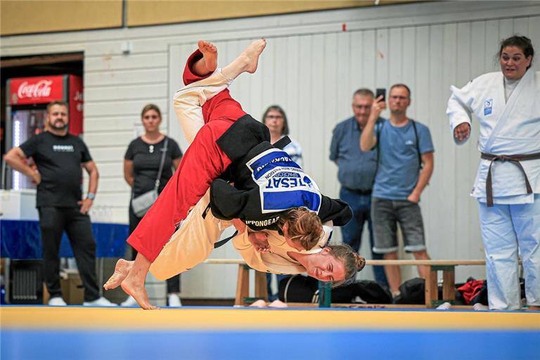 Der Kampf dauert erst 16 Sekunden, als Backnangs Helene Riegert bei ihrem Comeback zum entscheidenden Wurf ansetzt. Foto: Alexander Becher